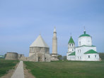 Церковь соседствует с минаретом — почти как в Казанском кремле. Внутри, впрочем, музейная экспозиция