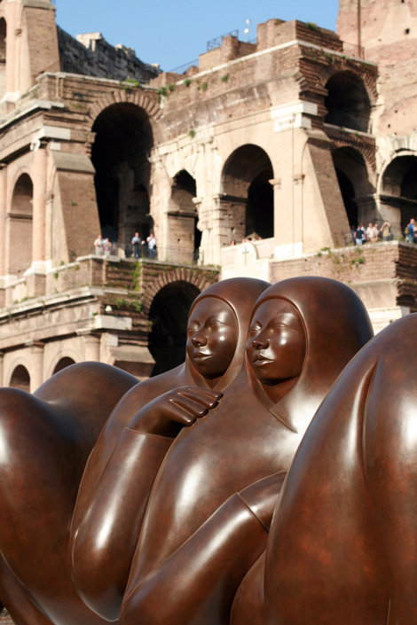 современное искусство на фоне Колизея Рим, Италия