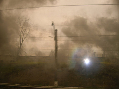 Паровозный дым за окном вагона Москва, Россия