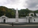 Скульптура в честь присвоения обители статуса лавры (2004 год). За ней иконные лавки, где можно купить платок, если не захватили