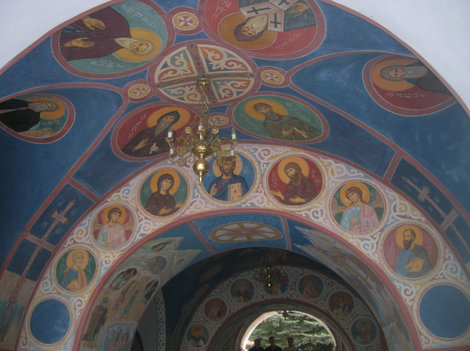 Росписи в арке, ведущей к Успенскому собору и пещерам Славянск, Украина