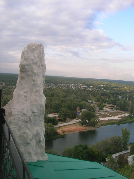 Вид с меловой скалы на Североский Донец и город Славянск, Украина