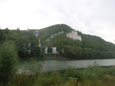 Вид на лавру с противоположного берега Донца Славянск, Украина