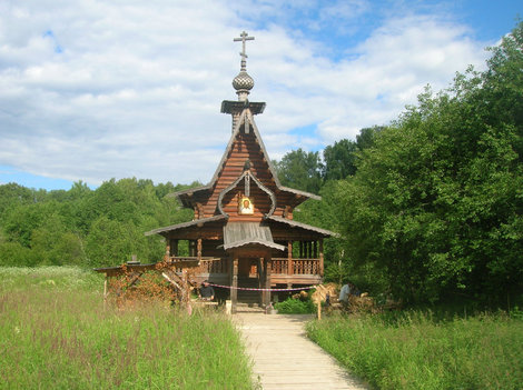 Строящаяся деревянная церковь по дороге к источнику Сергиев Посад, Россия