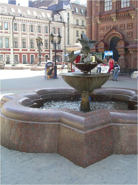 Фонтан в виде голубей, пьющих воду Казань, Россия