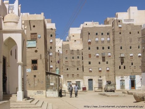 Небоскребы эти очень древние, но дома в Шибаме до сих пор строят из глины, даже несмотря на то, что дождями их то и дело размывает Йемен