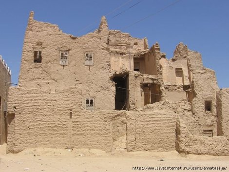 А вот так выглядят глиняные дома после сезона дождей.. Если дом разрушился, его или забрасывают, или ломают, а глину-грязь снова используют для производства кирпичей, а после для строительства новых домов. Йемен
