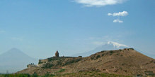Хор-Вирап на фоне горы Арарат