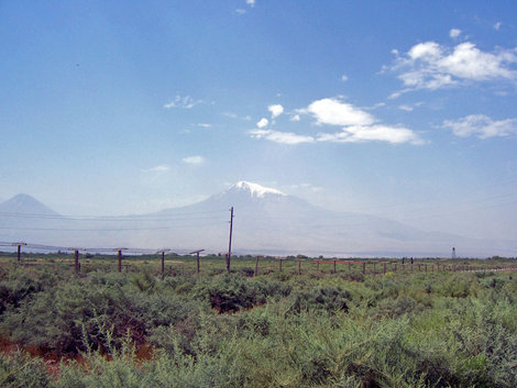 Гора Арарат и турецкая граница Покр-Веди, Армения