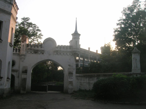 Вход в усадьбу, справа виднеется крыло дворца Шаровка, Украина