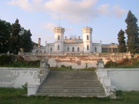 Вид на дворец со стороны пруда Шаровка, Украина