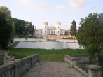 Вид на дворец с моста через пруд