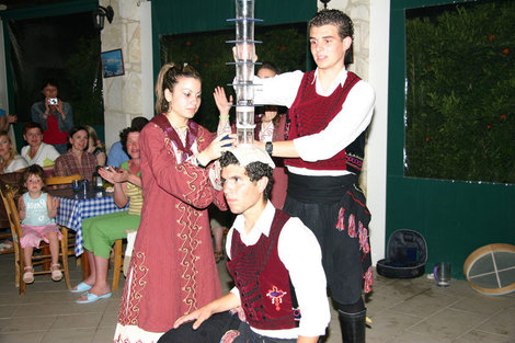кипрские танцы со стаканами на голове Айя-Напа, Кипр