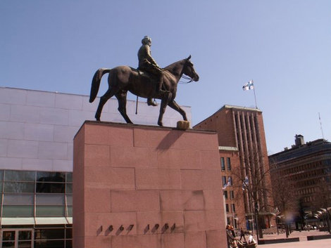 Памятник Маннергейму. У ноги коня сено в брикете. Это традиция подбрасывать всякие весёлые штучки к памятникам на день студента. Хельсинки, Финляндия