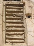 Дверь в Шибаме в глиняном доме