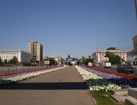 Аллея на проспекте Ленина, клумба в виде российского триколора Барнаул, Россия