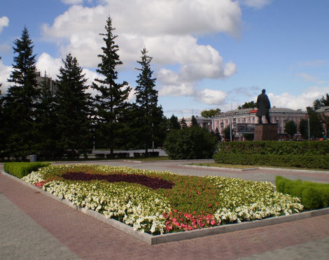 Клумба возле здания краевой администрации Барнаул, Россия
