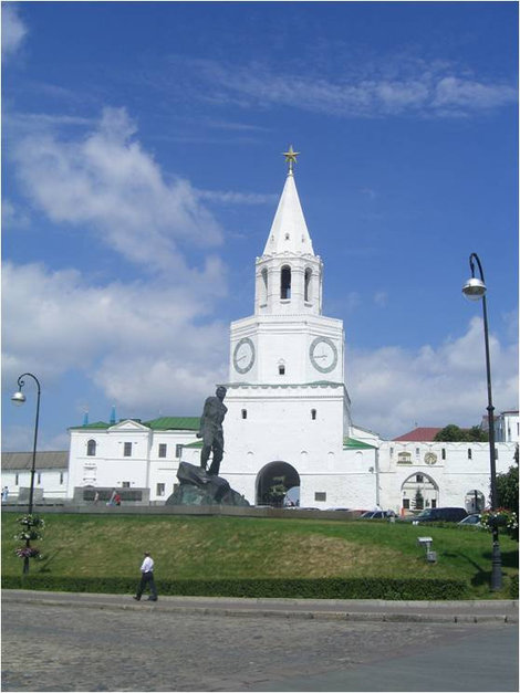 Спасская башня и памятник М. Джалилю Казань, Россия