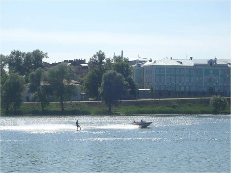 По озеру можно прокатиться на водных лыжах Казань, Россия