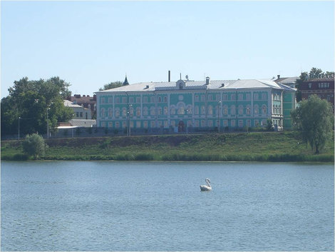 На фоне здания Казань, Россия