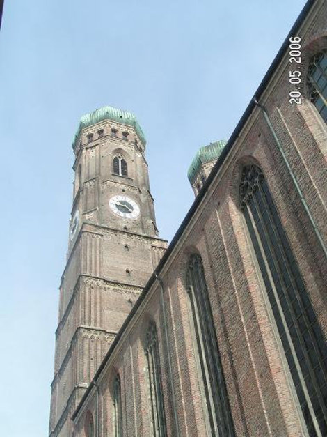 Фрауенкирхе прячет одну из башен Мюнхен, Германия