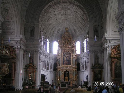 Внутри церкви святого Михаила Мюнхен, Германия