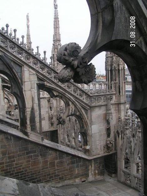 Каменные финтифлюшки Милан, Италия