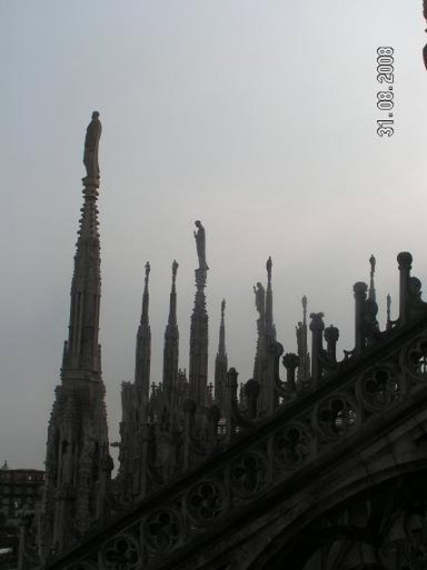 Статуи на шпилях Милан, Италия