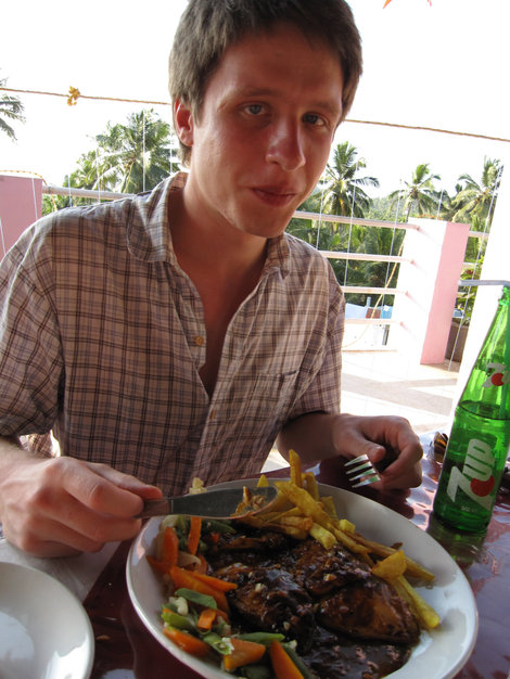 одно из немногих мест, где мы побывали в Индии, где удалось поесть нормальной европейской еды Ковалам, Индия