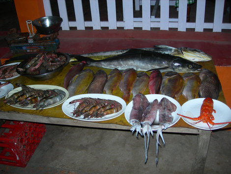 Свежепойманная рыба традиционно выкладывается перед каждым ресторанчиком на берегу. Ковалам, Индия