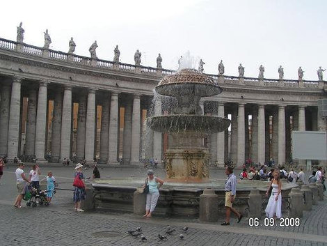 Один из двух фонтанов Ватикан (столица), Ватикан