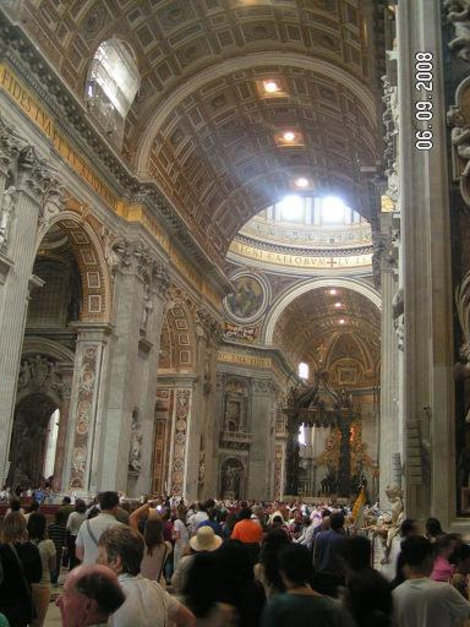 Внутри собора часто бывает многолюдно Ватикан (столица), Ватикан