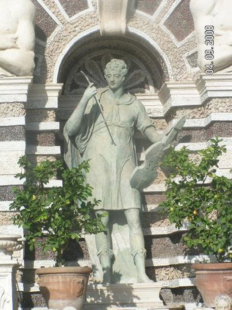Скульптуры дополняют пейзаж Тиволи, Италия
