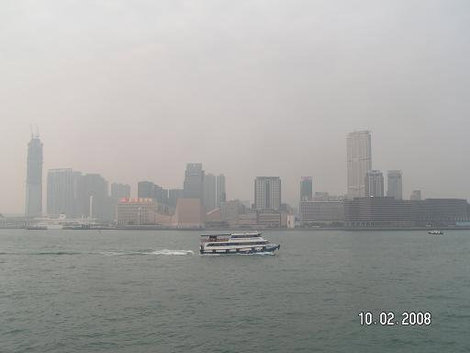 Пролив пересекает множество корабликов Гонконг