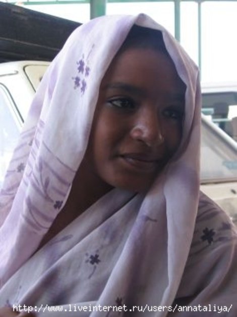 Девочка-сомалийка просит мылостыню на автостанции Аль-Мукаллы Йемен