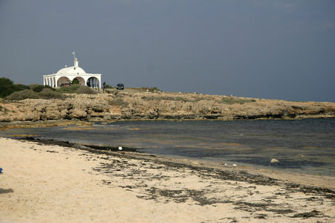 в этой церкви женят многих туристов Кипр