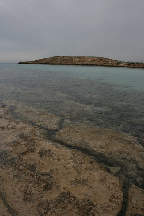 море в шторм Кипр
