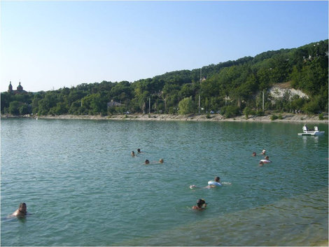 В озере можно искупаться, что особенно актуально в жаркий солнечный денек Абрау-Дюрсо, Россия