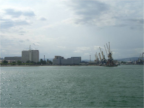 Вид на здание Морского торгового порта с крейсера Михаил Кутузов Новороссийск, Россия