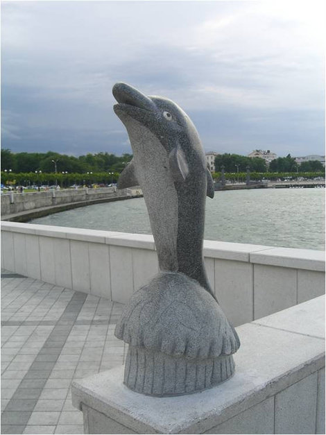 Дельфин на набережной Новороссийск, Россия