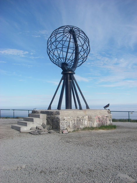 На северной оконечности мыса воздвигнут постамент Глобус, сделанный в виде сферы-решетки из меридианов и параллелей, ставший официальным символом Нордкапа. Нордкап, Норвегия