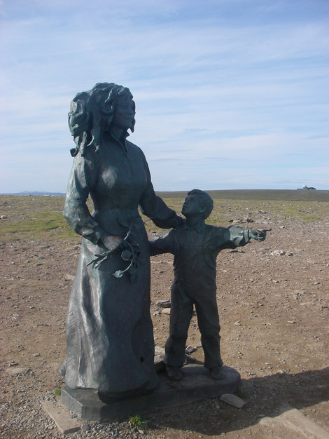 Монумент Дети Земли, заложенный на Нордкапе в 1989 году семью детьми с разных частей света и символизирующий дружбу, сотрудничество, счастье и надежду. Нордкап, Норвегия