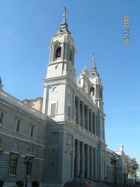Внешний фасад собора Мадрид, Испания
