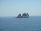 Остров в океане напротив Петроваца. На вершине стоит церковь, построенная в благодарность за спасение на этом острове