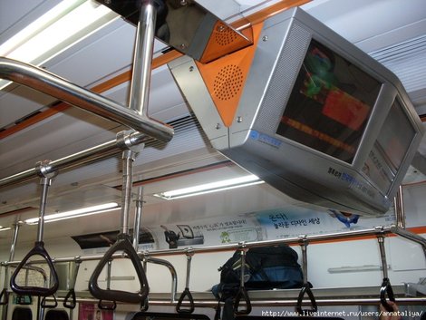 Сеульское метро. Телевизоры внутри вагона поезда Сеул, Республика Корея