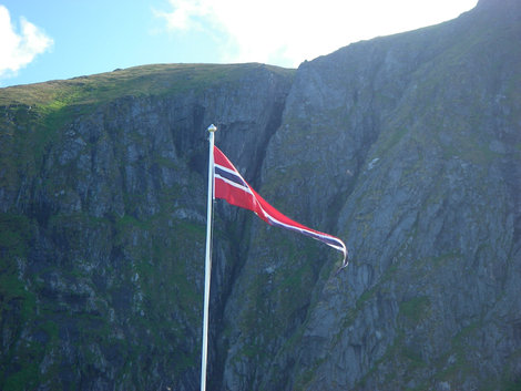 Норвежцы поднимают национальный флаг у своих домов по всем праздникам, даже совсем небольшим и частным, а так же при приезде гостей :) Норвегия