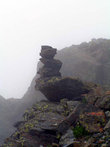 Тур — несколько больших камней сложенных один на другой помогут найти дорогу в тумане
