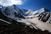 Восточная часть верхнего цирка Мидаграбинского ущелья. Слева — г.Джимарайхох, справа — г.Суатисихох, внизу ледник Мидаграбин