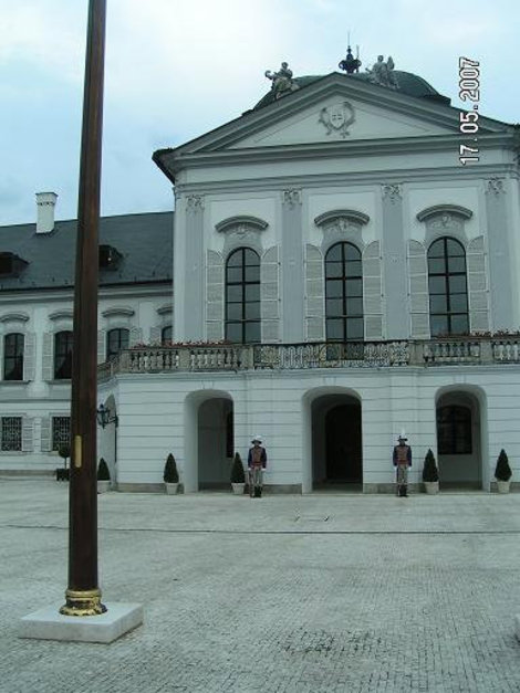 Часовые охраняют покой президента Братислава, Словакия