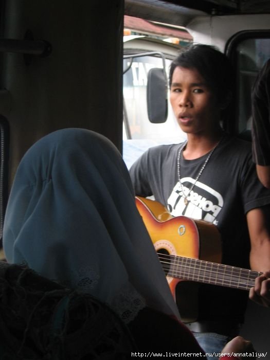 Если вы сели в автобус, это совершенно не говорит о том, что вы скоро поедете.Еще необходимо прослушать выступления местных бардов. :)) Индонезия